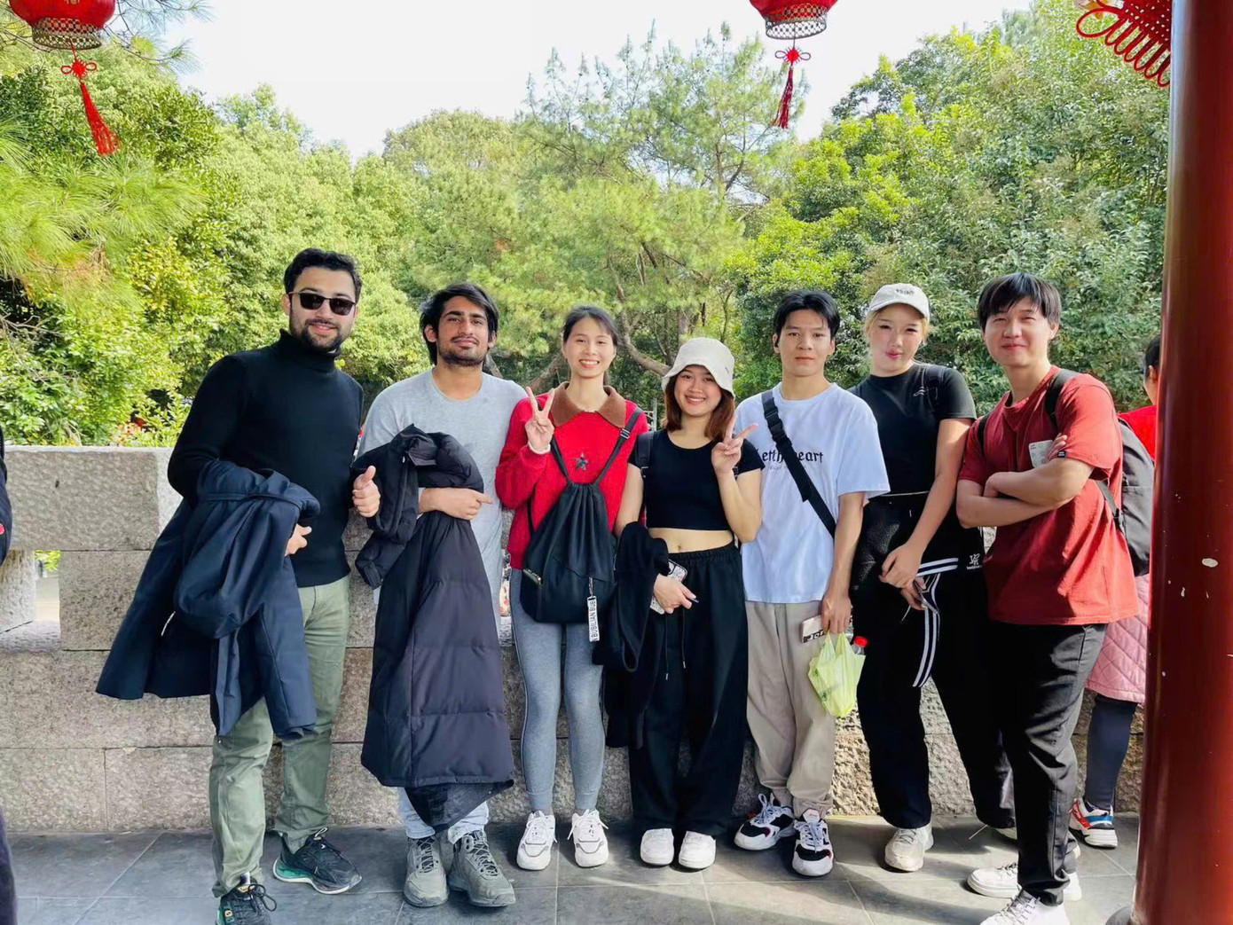 Đông Trình cùng các bạn du học sinh tham quan danh thắng Gushan. Đông Trình cùng các bạn du học sinh tham quan danh thắng Gushan.