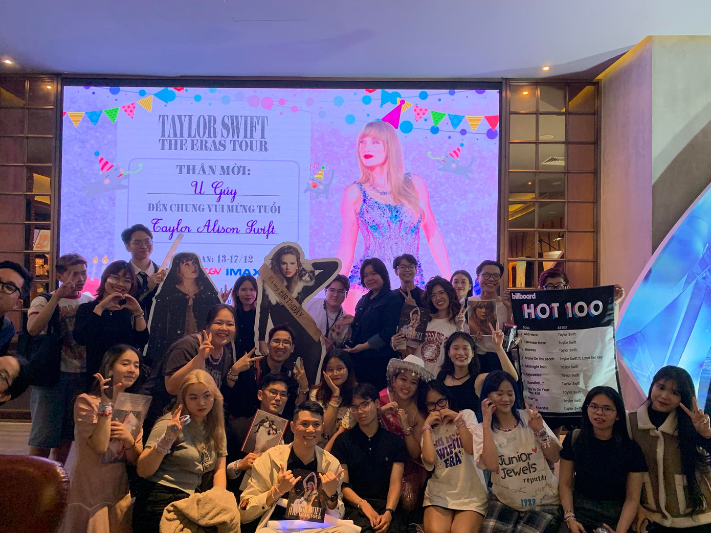 Các buổi chiếu phim là dịp để các bạn trẻ gặp gỡ và giao lưu.