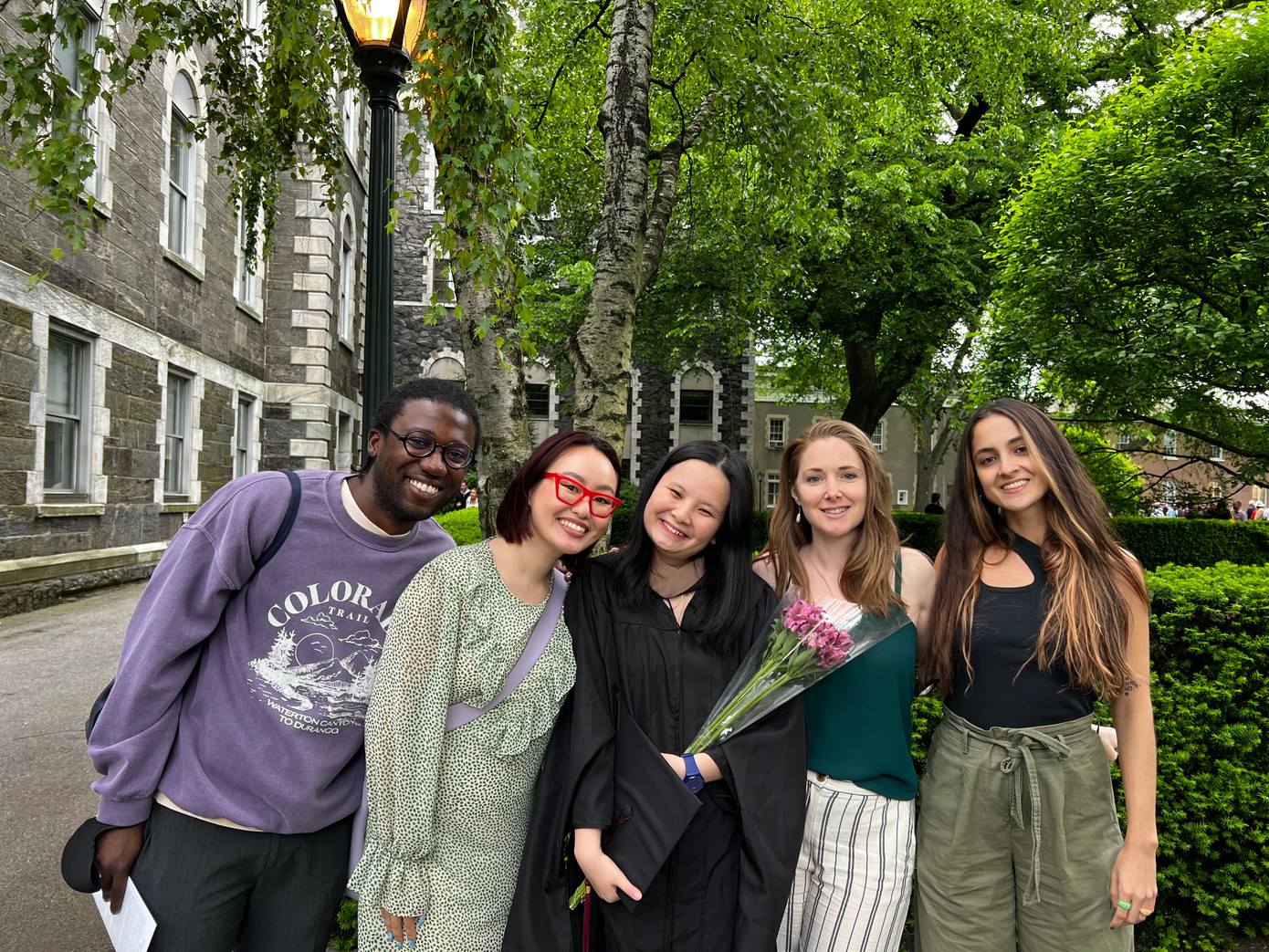 Đồng nghiệp và bạn bè của Tường Vi tại lễ tốt nghiệp cao học tại Fordham University. Đồng nghiệp và bạn bè của Tường Vi tại lễ tốt nghiệp cao học tại Fordham University.