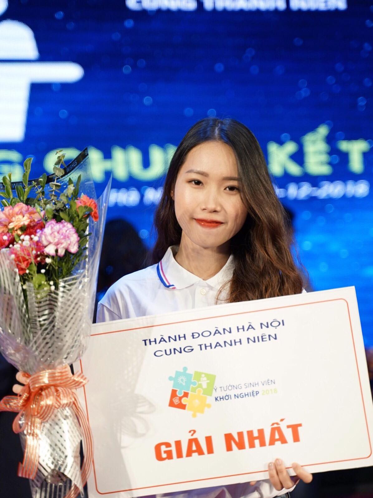 Thanh Hằng cùng đồng đội đạt giải Nhất cuộc thi Startup năm 2018.