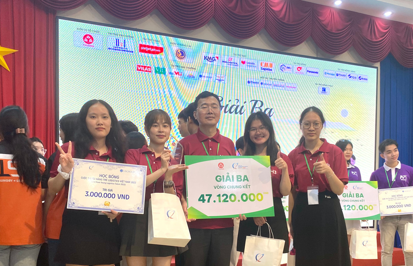 Thu Hà cùng nhóm sinh viên đạt giải Ba toàn quốc cuộc thi Tài năng trẻ Logistics 2023 tại thành phố Hồ Chí Minh.