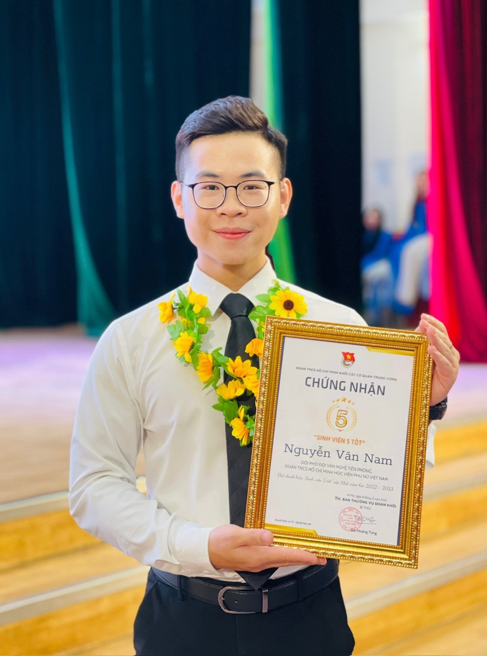 Nam nhận giải thưởng "Sinh viên 5 Tốt" năm học 2022 - 2023 do Ban Chấp hành Đoàn Khối các cơ quan Trung ương trao tặng. Nam nhận giải thưởng "Sinh viên 5 Tốt" năm học 2022 - 2023 do Ban Chấp hành Đoàn Khối các cơ quan Trung ương trao tặng.