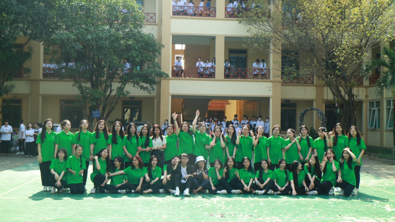 Minh Khuê và các học sinh trong lớp Chuyên Văn khóa 49 Trường THPT Chuyên Phan Bội Châu.