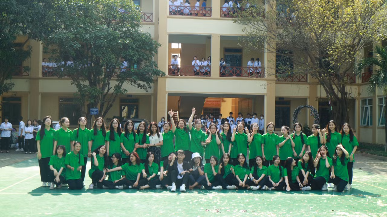 Minh Khuê và các học sinh trong lớp Chuyên Văn khóa 49 Trường THPT Chuyên Phan Bội Châu.