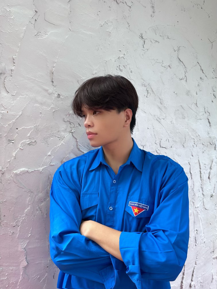 Nam sinh trong màu áo xanh thanh niên. Nam sinh trong màu áo xanh thanh niên.