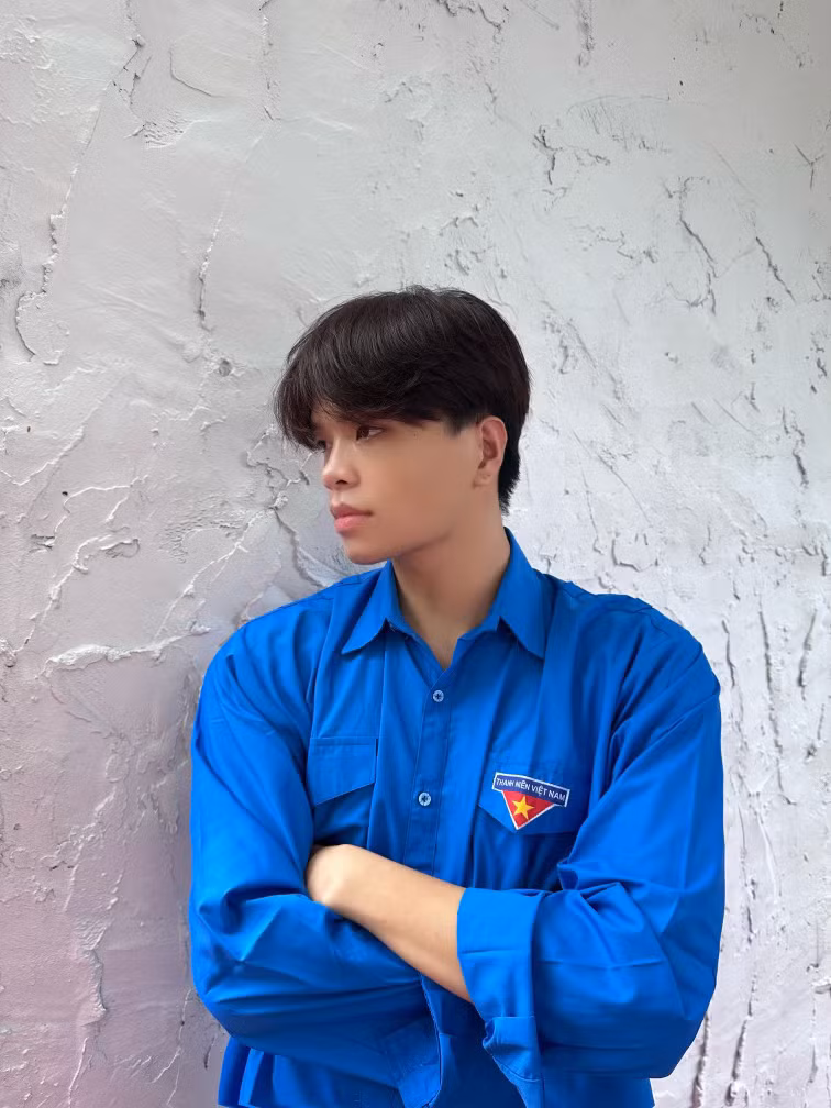 Nam sinh trong màu áo xanh thanh niên.