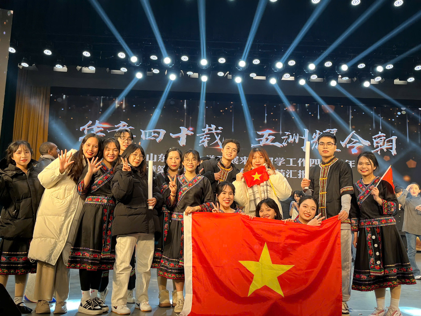 Thuỳ Linh cùng hội bạn du học sinh trong buổi tổ chức giao lưu văn hoá. Thuỳ Linh cùng hội bạn du học sinh trong buổi tổ chức giao lưu văn hoá.