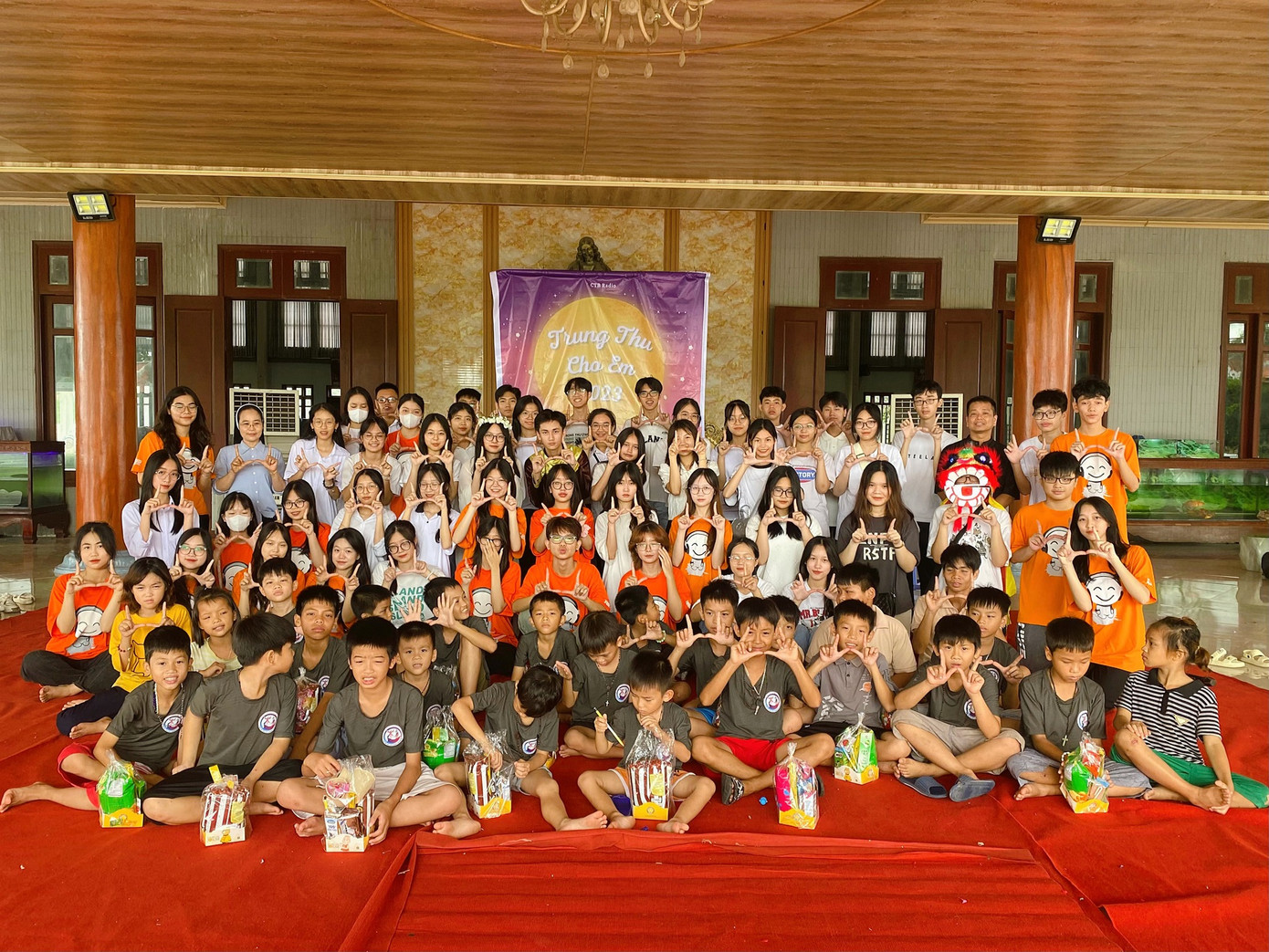 Thu Trang tại chương trình “Trung thu cho em” - chương trình mang Trung thu tới các em nhỏ có hoàn cảnh khó khăn - do CTB Radio - Câu lạc bộ phát thanh và truyền thông Trường THPT Chuyên Thái Bình tổ chức năm 2023. Thu Trang tại chương trình “Trung thu cho em” - chương trình mang Trung thu tới các em nhỏ có hoàn cảnh khó khăn - do CTB Radio - Câu lạc bộ phát thanh và truyền thông Trường THPT Chuyên Thái Bình tổ chức năm 2023.