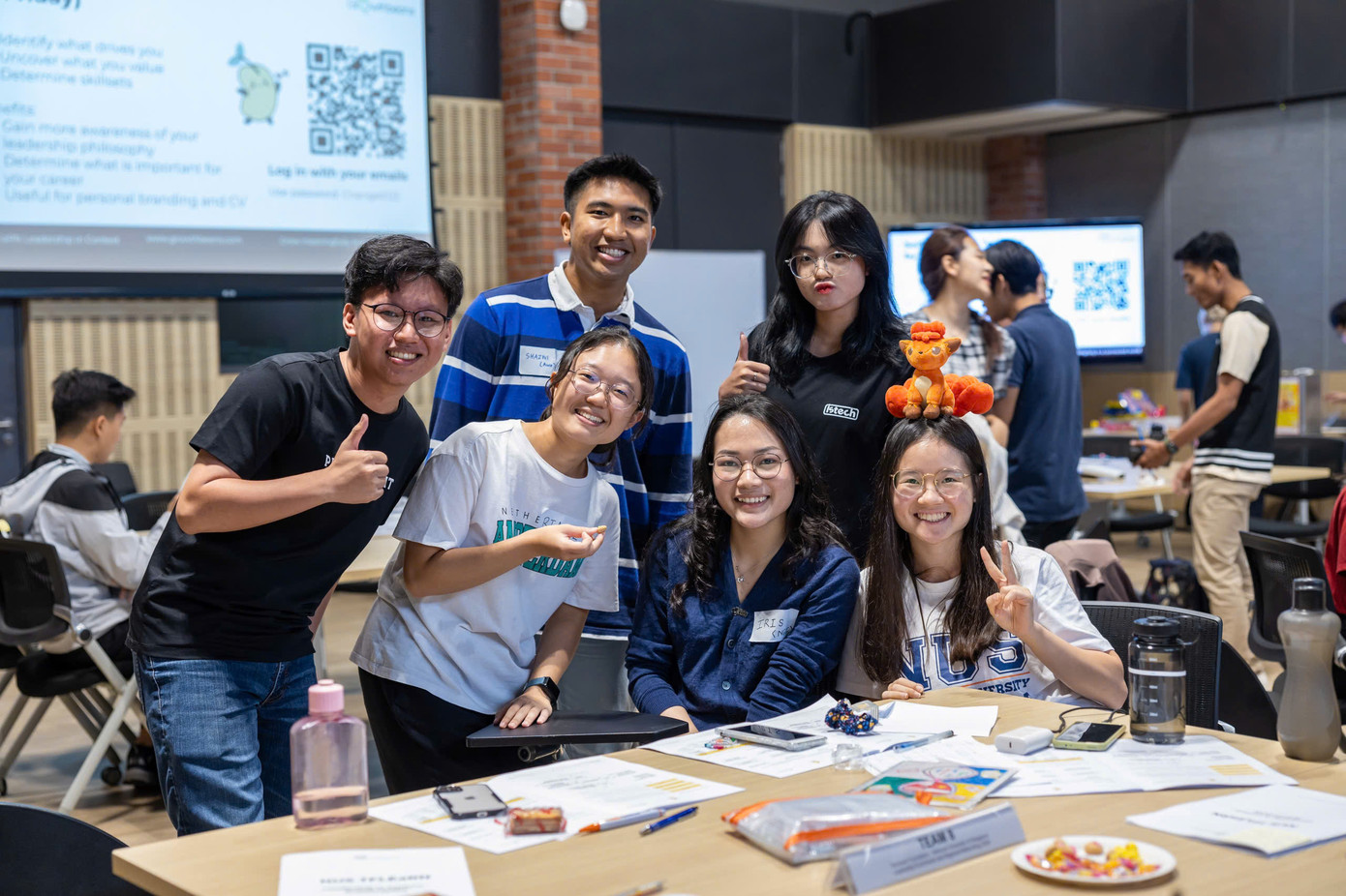 Nữ sinh tự hào là người con của dân tộc Việt Nam với nét văn hóa truyền thống độc đáo.