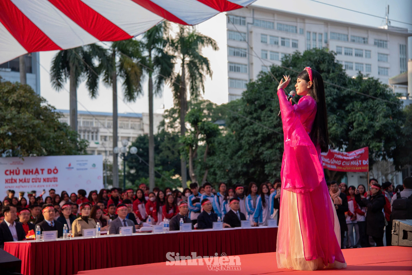 An Thu An đem đến "Chủ Nhật Đỏ" hai ca khúc 'Em chọn lối này' và 'Tứ thân'. Ca khúc 'Tứ thân' là sản phẩm gây tiếng vang của An Thu An với khán giả trẻ trong năm 2024 khi Thu An kết hợp chất liệu dân gian Bắc Bộ với phong cách phối khí hiện đại.