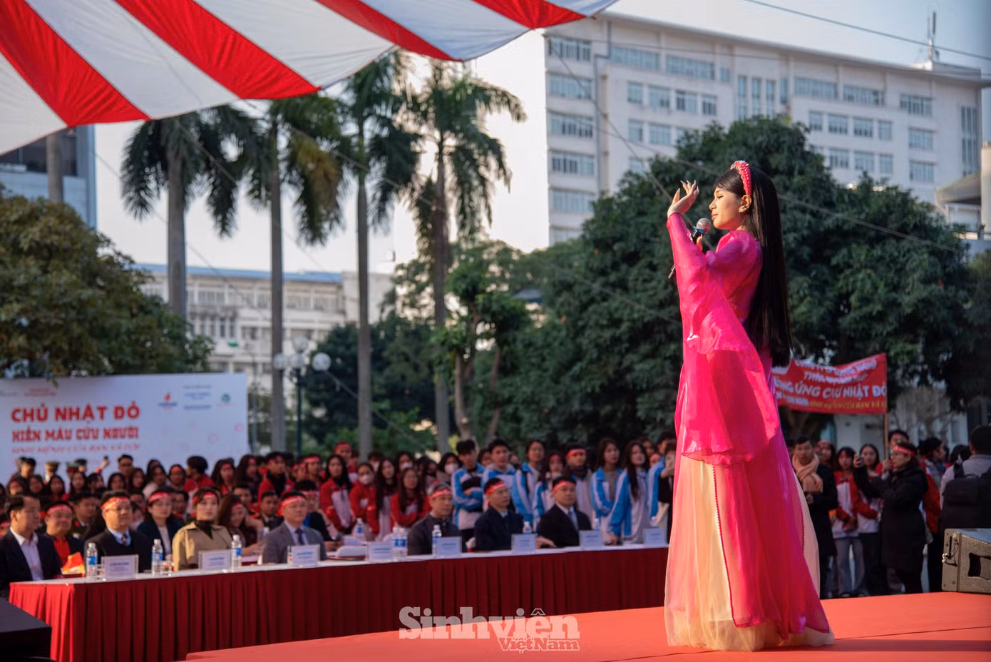 An Thu An đem đến "Chủ Nhật Đỏ" hai ca khúc 'Em chọn lối này' và 'Tứ thân'. Ca khúc 'Tứ thân' là sản phẩm gây tiếng vang của An Thu An với khán giả trẻ trong năm 2024 khi Thu An kết hợp chất liệu dân gian Bắc Bộ với phong cách phối khí hiện đại.