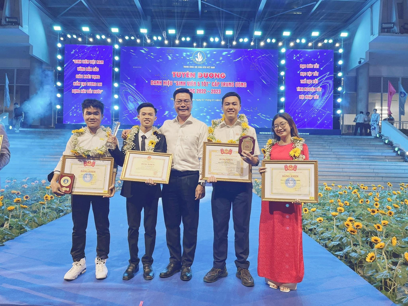 Bình Luân là 1 trong 74 Sinh viên 5 Tốt cấp Trung ương. Bình Luân là 1 trong 74 Sinh viên 5 Tốt cấp Trung ương.