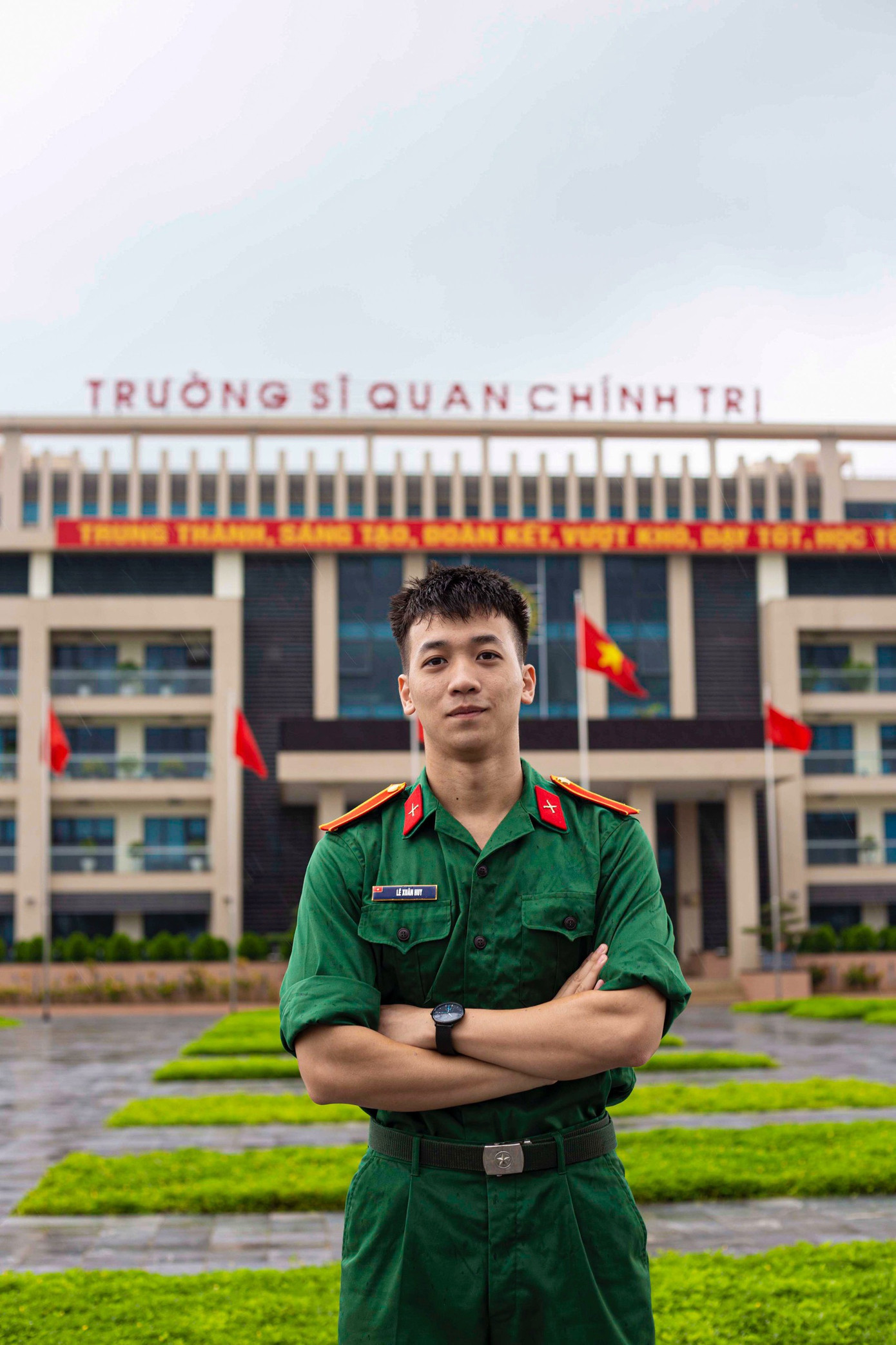 Lê Xuân Huy trong bộ quân phục của Trường Sĩ quan Chính trị.