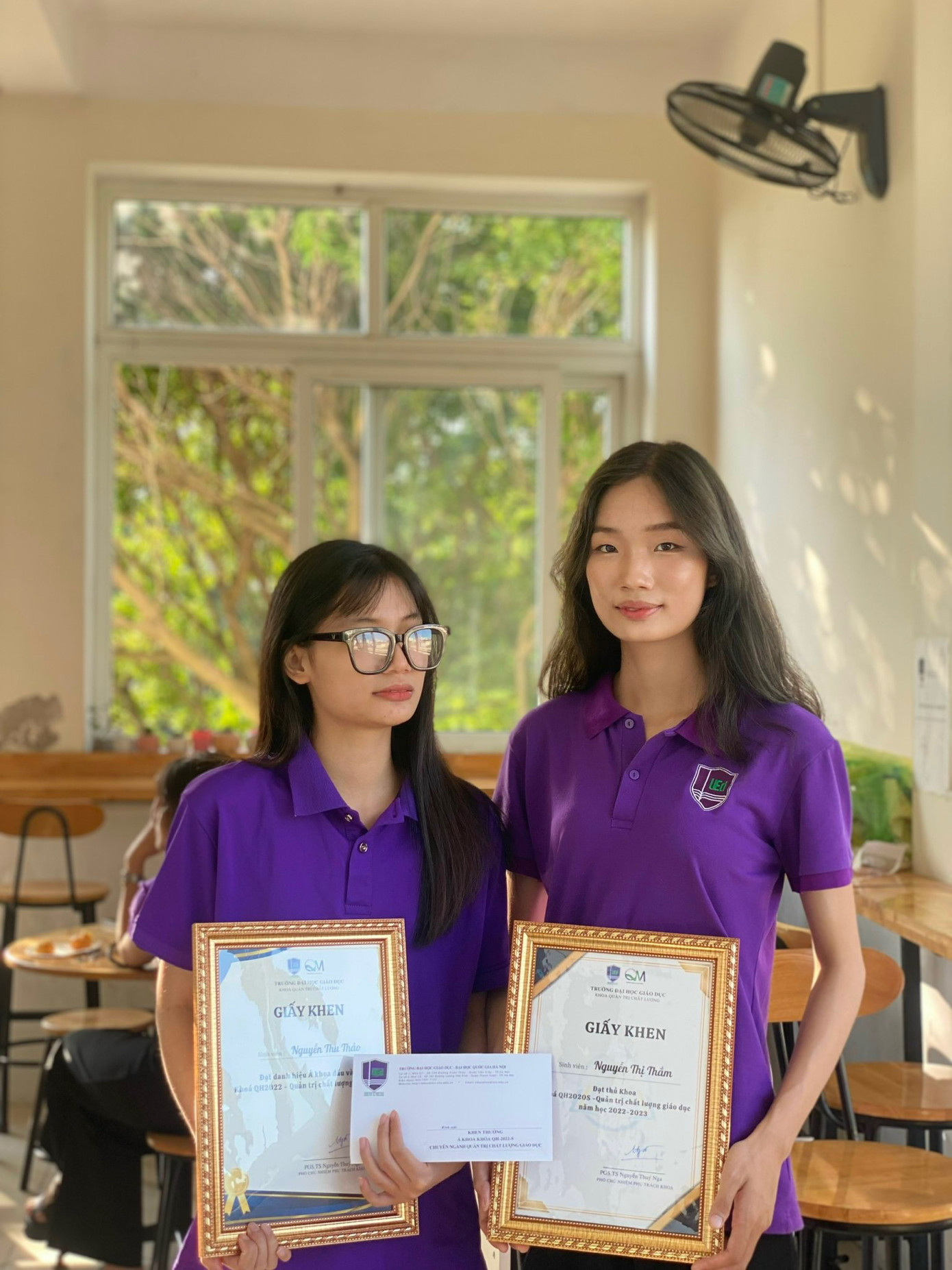 Thắm và em gái (Nguyễn Thị Thu Thảo) cùng học chung Khoa Quản trị chất lượng, cả hai đều có thành tích tốt.