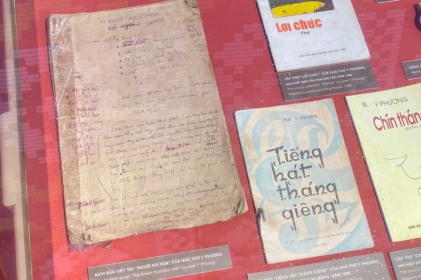 Kỷ vật của nhà thơ Y Phương, tác giả của bài thơ “Nói với con” trong chương trình Ngữ Văn 7.