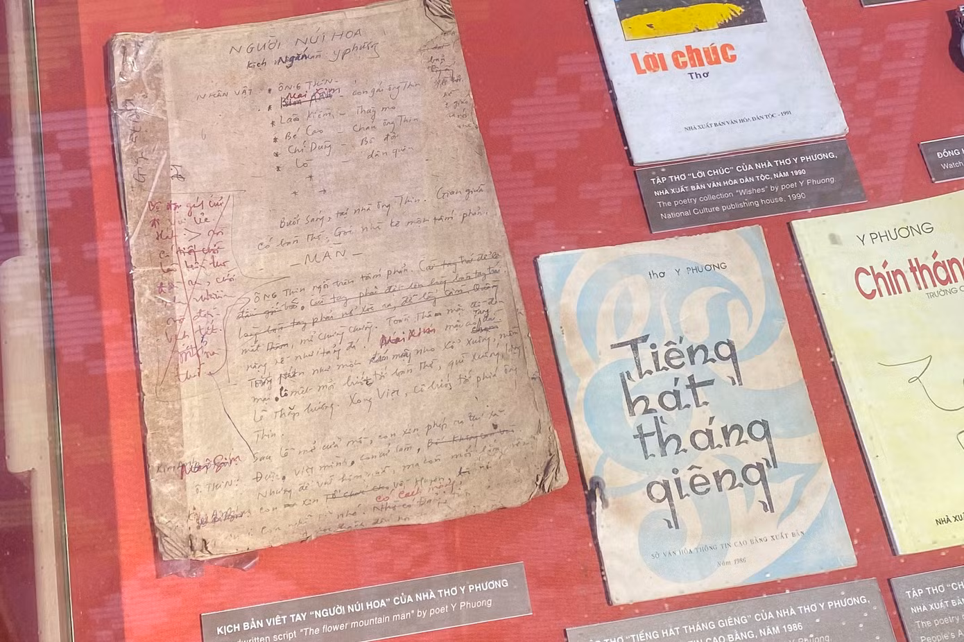 Kỷ vật của nhà thơ Y Phương, tác giả của bài thơ “Nói với con” trong chương trình Ngữ Văn 7.