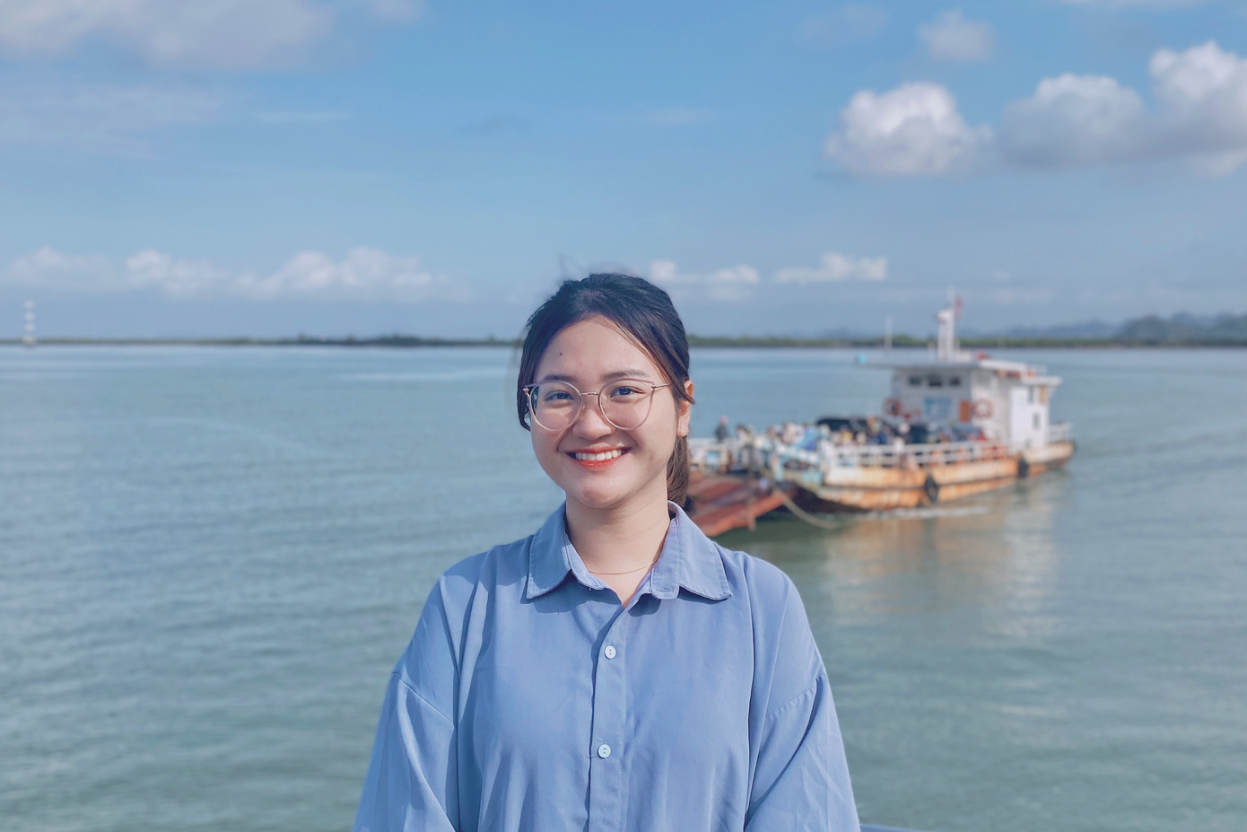 Ngọc trên chuyến phà ra đảo Cát Bà trong một lần về thăm nhà. Ngọc trên chuyến phà ra đảo Cát Bà trong một lần về thăm nhà.