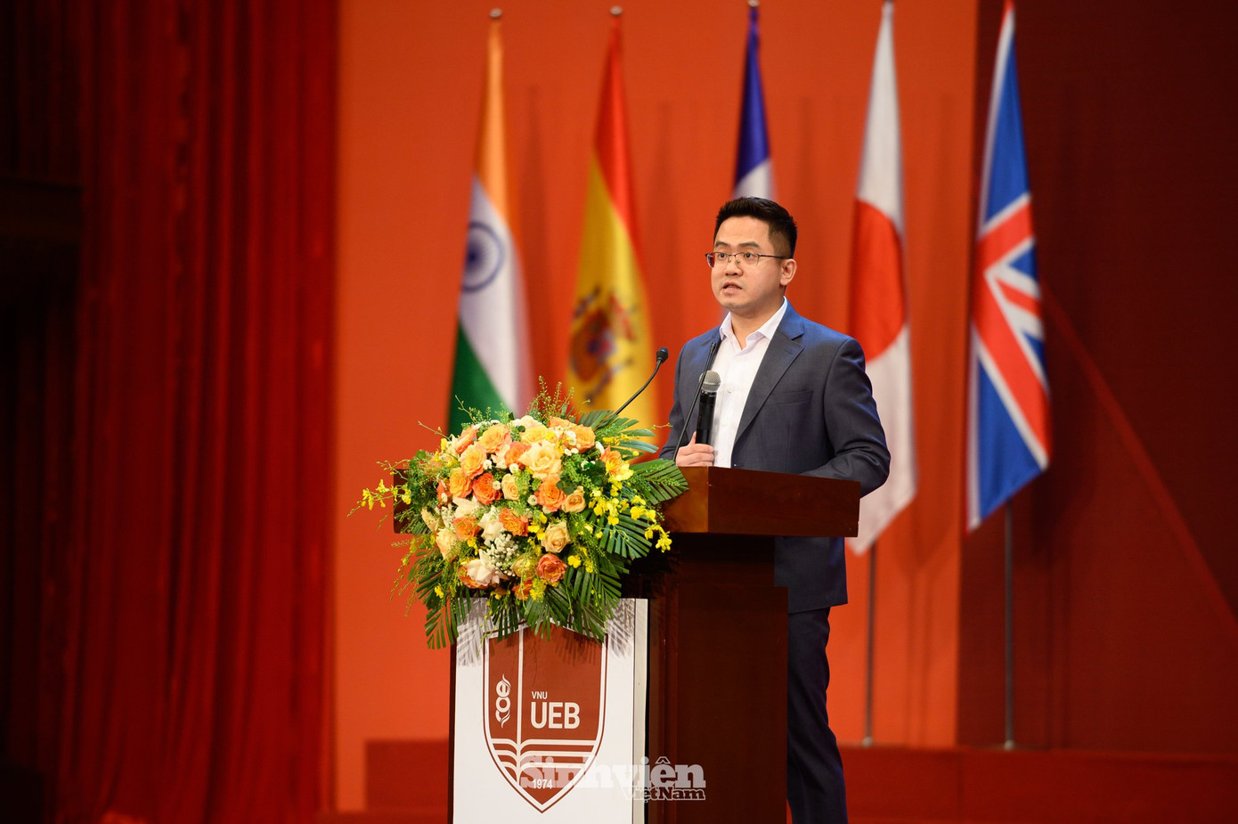 TS Vũ Duy, Phó trưởng phòng Đào tạo công bố các quyết định tốt nghiệp.