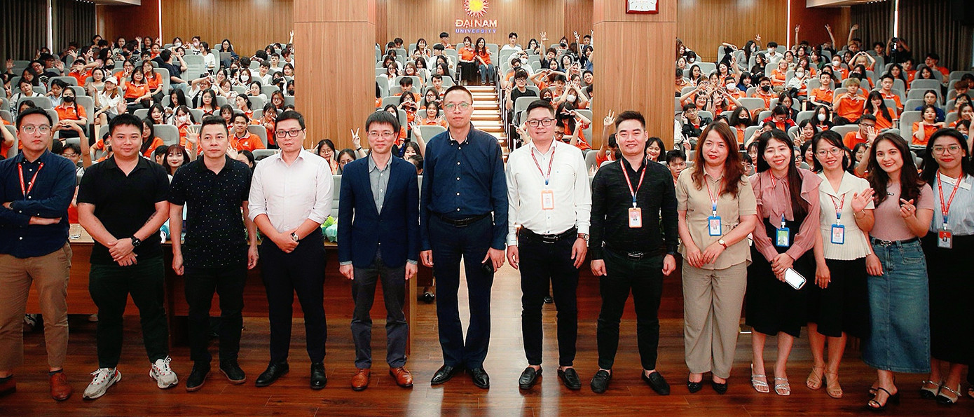 Chuỗi chương trình Thiết kế truyền thông trong xây dựng thương hiệu và giới thiệu đặc san “Xây dựng thương hiệu cá nhân để tự bán mình với giá cao nhất” đến Trường Đại học Đại Nam. Chuỗi chương trình Thiết kế truyền thông trong xây dựng thương hiệu và giới thiệu đặc san “Xây dựng thương hiệu cá nhân để tự bán mình với giá cao nhất” đến Trường Đại học Đại Nam.