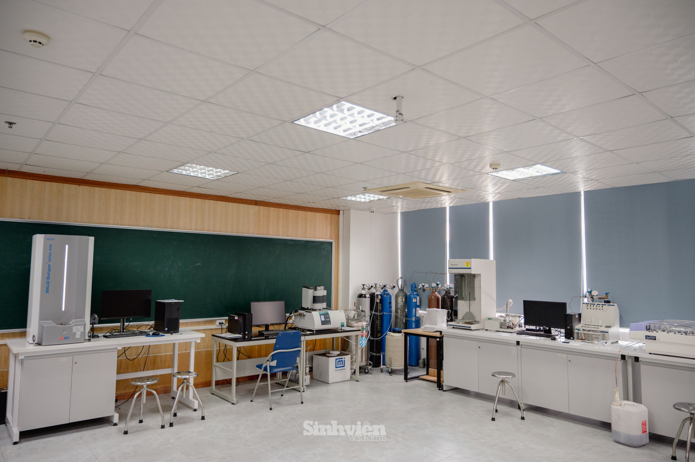 Phòng chế tạo và phân tích vật liệu. Phòng chế tạo và phân tích vật liệu.