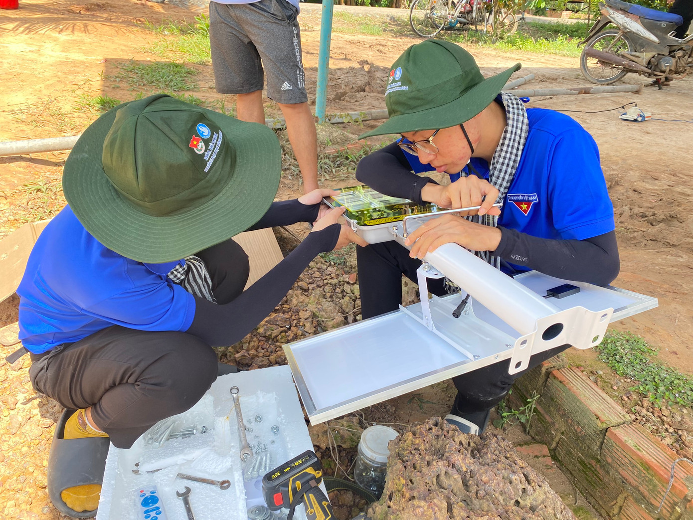 Công Minh tích cực tham gia các phong trào, hoạt động ý nghĩa như Mùa hè xanh.