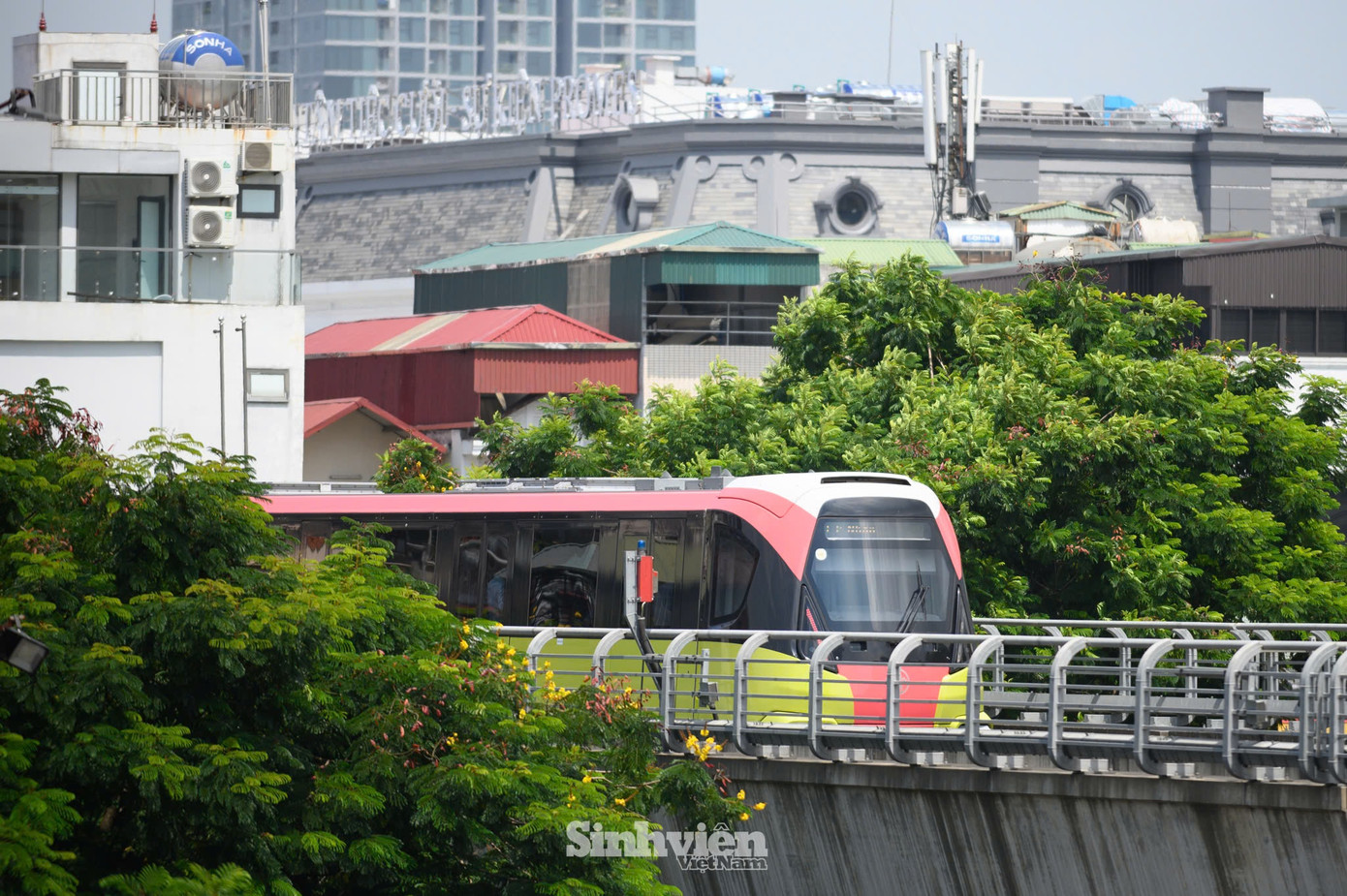 Thời gian từ Trường Đại học Công nghiệp Hà Nội đến Trường Đại học GTVT khoảng 15 phút.