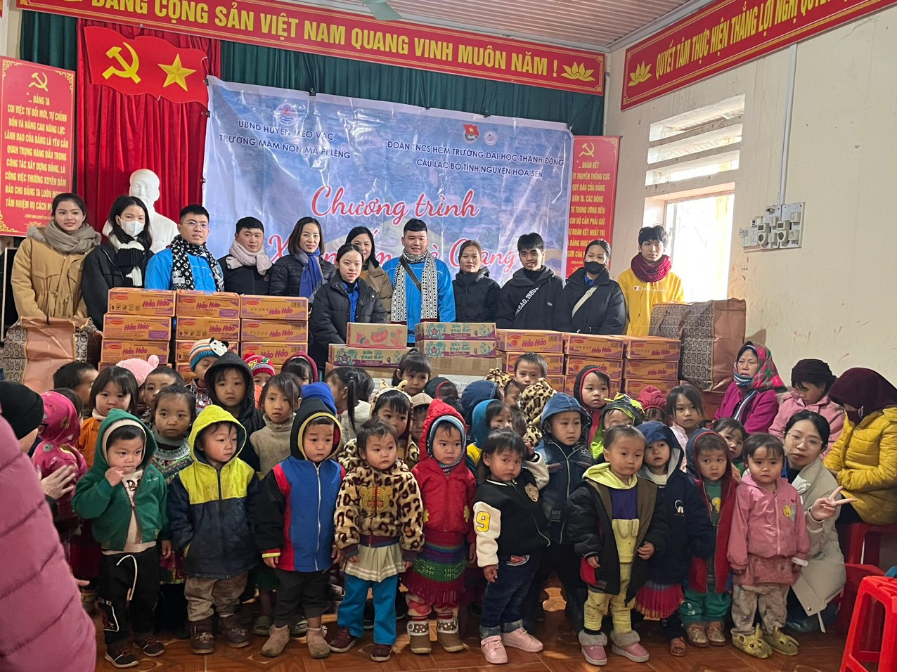 Văn An cùng câu lạc bộ thiện nguyện trao tặng quà cho các em nhỏ thuộc trường mầm non Mã Pì Lèng, tỉnh Hà Giang. Văn An cùng câu lạc bộ thiện nguyện trao tặng quà cho các em nhỏ thuộc trường mầm non Mã Pì Lèng, tỉnh Hà Giang.