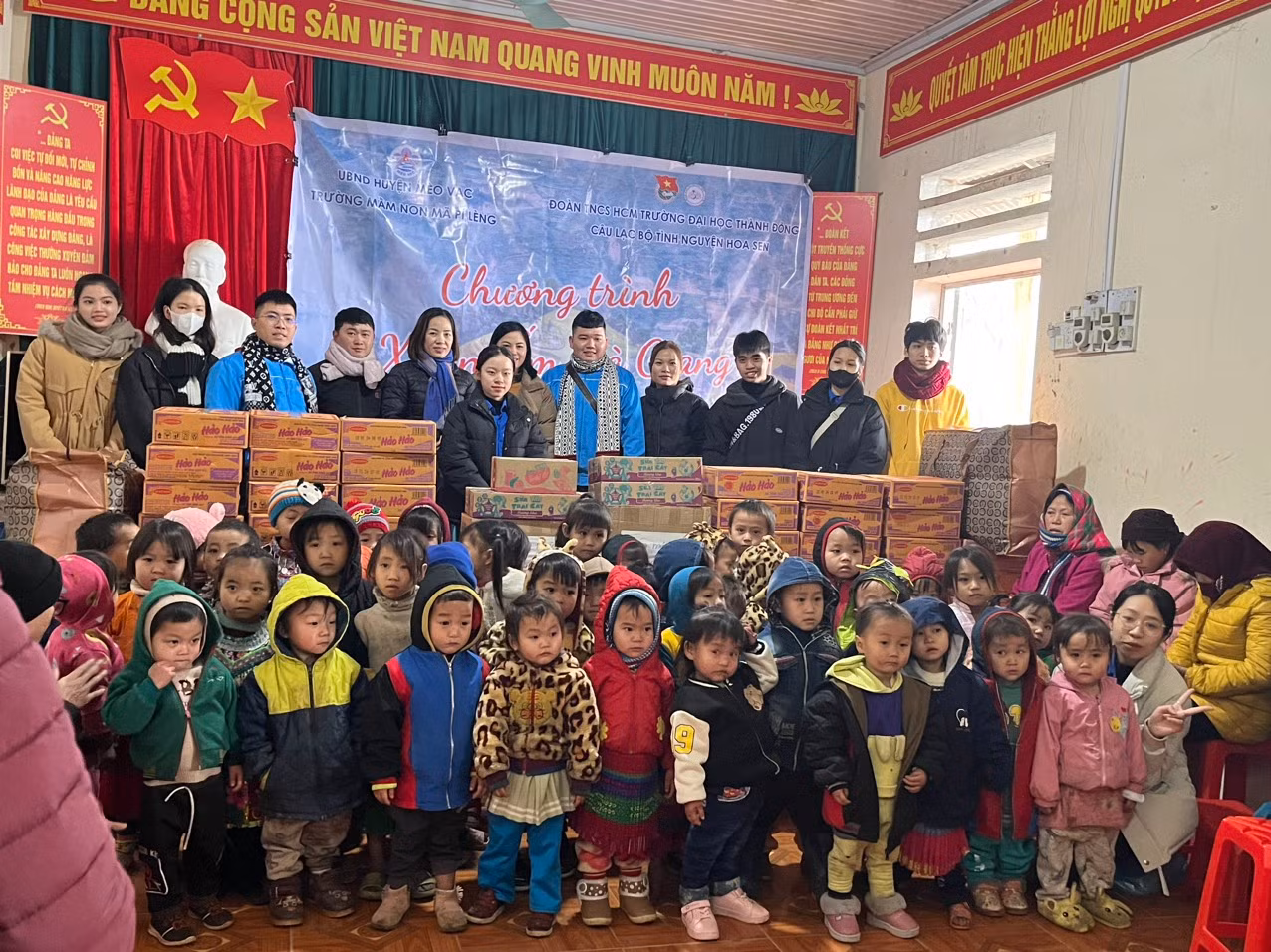 Văn An cùng câu lạc bộ thiện nguyện trao tặng quà cho các em nhỏ thuộc trường mầm non Mã Pì Lèng, tỉnh Hà Giang. Văn An cùng câu lạc bộ thiện nguyện trao tặng quà cho các em nhỏ thuộc trường mầm non Mã Pì Lèng, tỉnh Hà Giang.