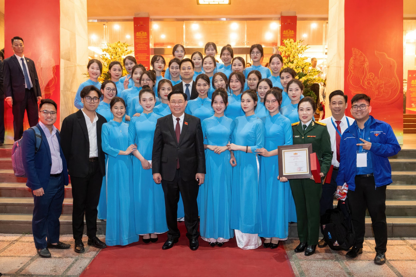 Ngọc Ánh vinh dự chụp ảnh cùng Chủ tịch Quốc hội Việt Nam Vương Đình Huệ. Ngọc Ánh vinh dự chụp ảnh cùng Chủ tịch Quốc hội Việt Nam Vương Đình Huệ.