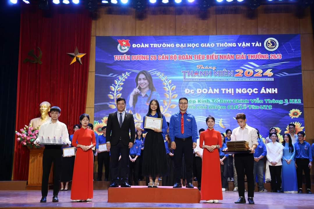 Ngọc Ánh tại Lễ trao danh hiệu Cán bộ Đoàn tiêu biểu cấp trường. Ngọc Ánh tại Lễ trao danh hiệu Cán bộ Đoàn tiêu biểu cấp trường.