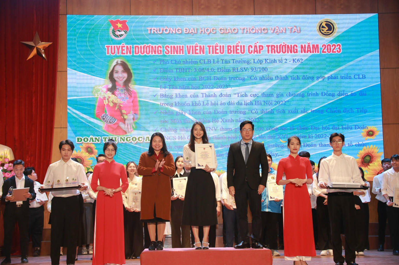 Ngọc Ánh tại Lễ trao danh hiệu Gương mặt sinh viên tiêu biểu. Ngọc Ánh tại Lễ trao danh hiệu Gương mặt sinh viên tiêu biểu.