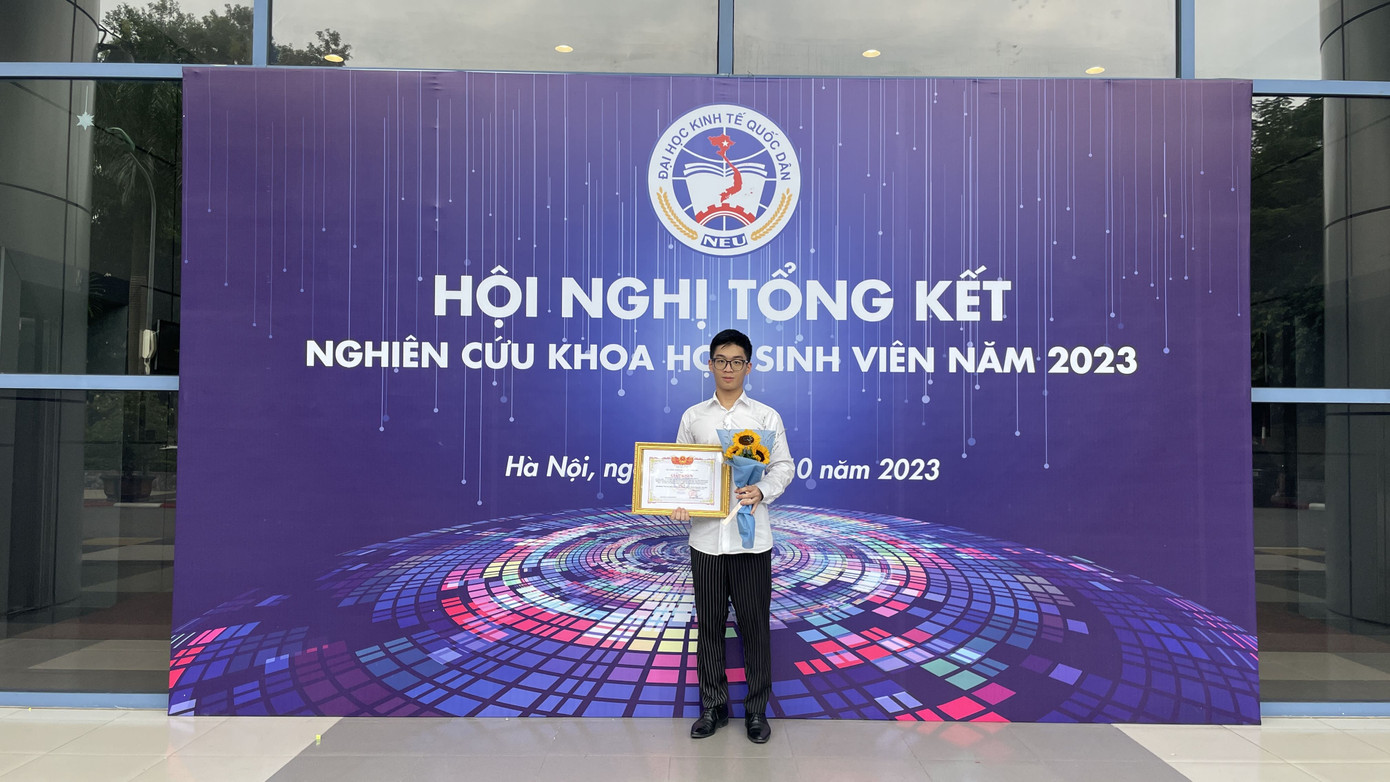 Hoàng Minh tại lễ trao giải Sinh viên nghiên cứu khoa học trường Đại học Kinh tế Quốc dân.