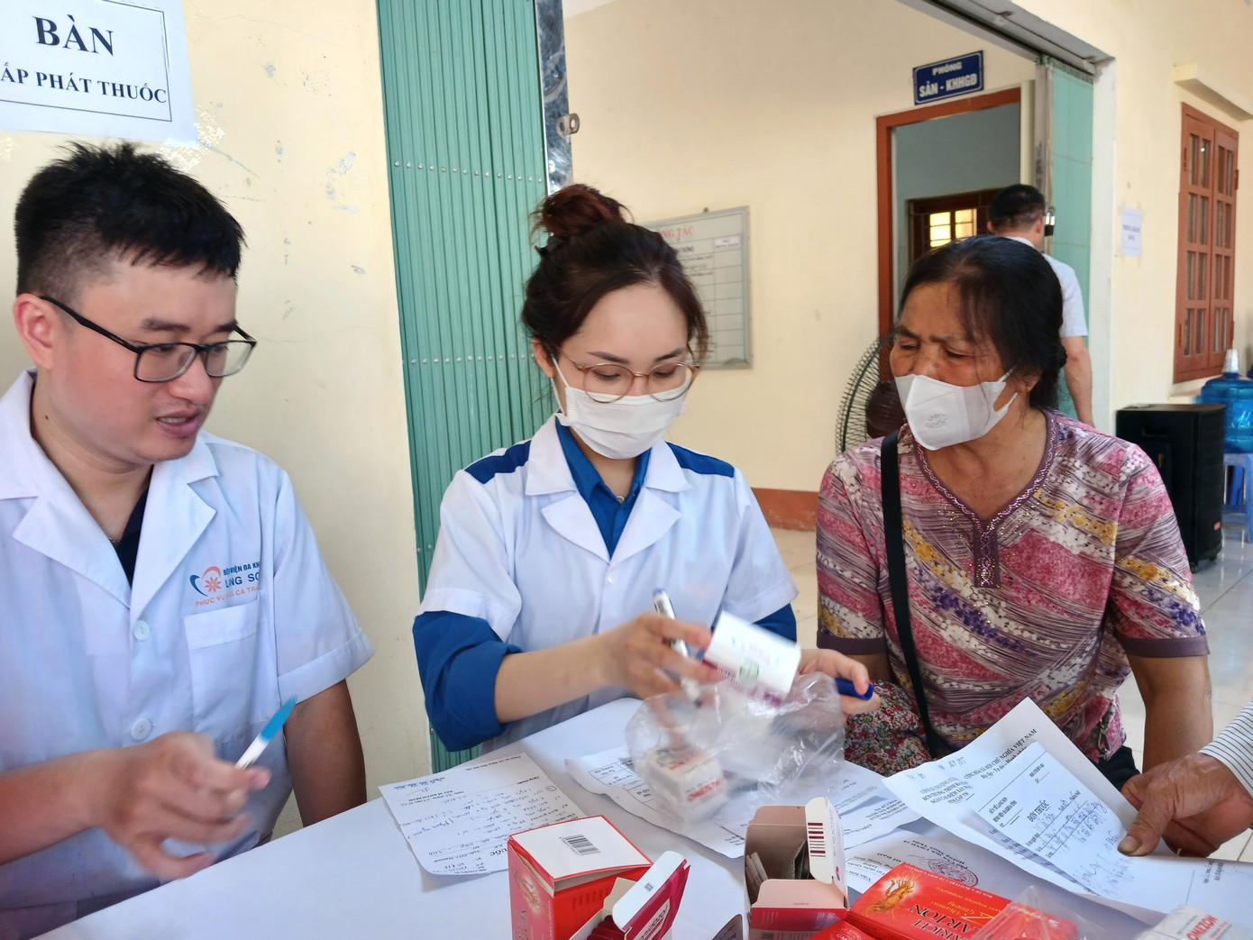 Nữ sinh tích cực tham gia các hoạt động thiện nguyện, hỗ trợ cấp phát thuốc cho các bệnh nhân có hoàn cảnh khó khăn.