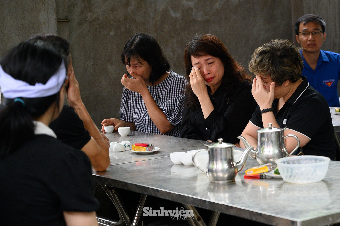 Thăm hỏi, động viên gia đình, không ai kìm nổi nước mắt khi chứng kiến sự thương tâm ấy. Cô Nguyễn Thị Như Hoa - Phó Trưởng khoa KT-QTKD chia sẻ: "Các thầy cô đều coi sinh viên như con em trong nhà, biết tin của em, các thầy cô và tập thể lớp vô cùng thương tiếc. Khải là một sinh viên rất ngoan ngoãn, tích cực học tập, em vừa thi xong môn cuối cùng, tháng 6 này là nhận bằng tốt nghiệp ra trường rồi. Mong gia đình em sớm vượt qua nghịch cảnh."