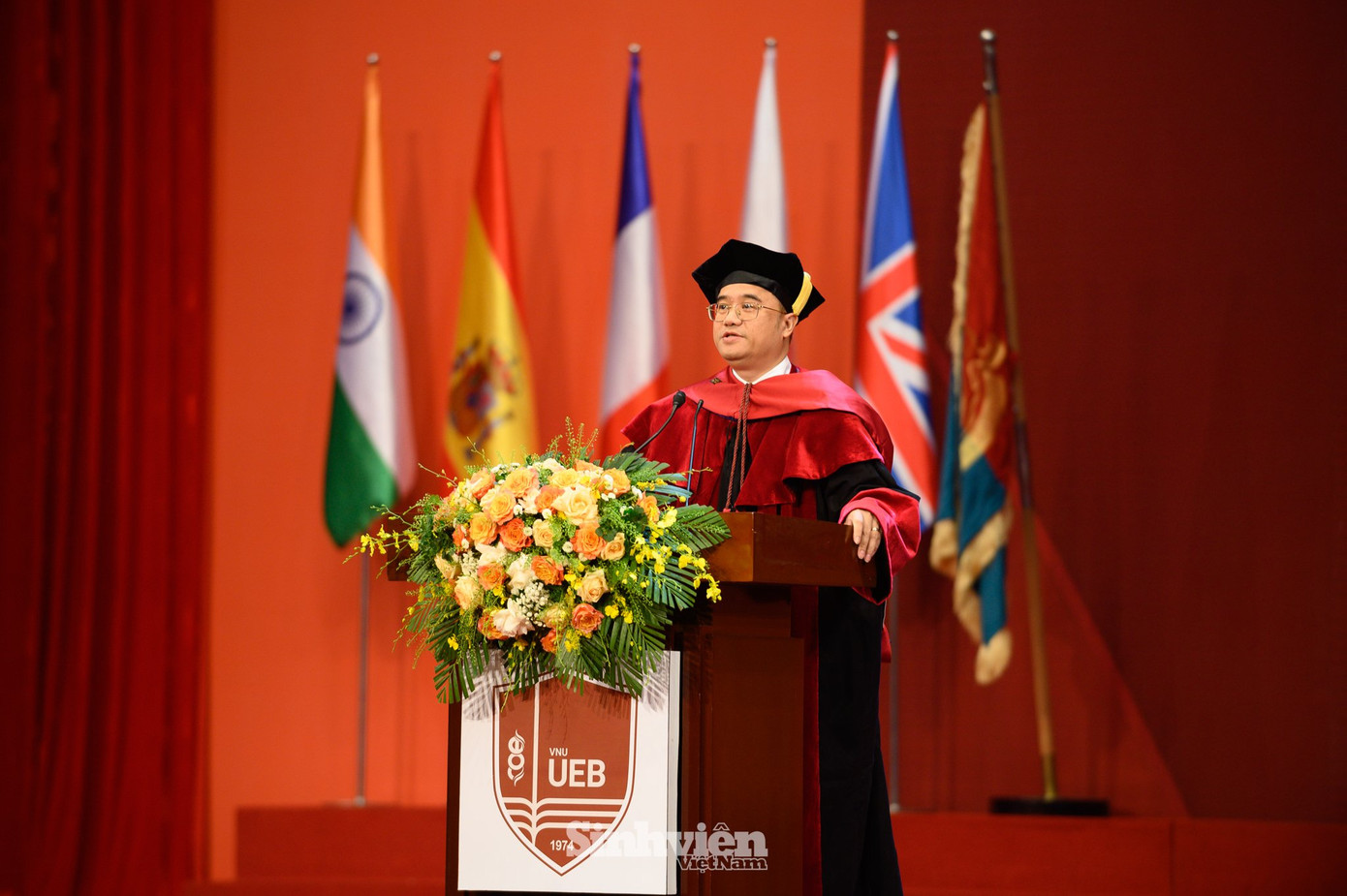 PGS.TS Nguyễn Trúc Lê - Bí thư Đảng ủy, Chủ tịch Hội đồng Trường chia sẻ với các tân cử nhân, thạc sĩ, tiến sĩ: &quot;...Thầy tin chắc chắc rằng dòng máu hào hùng và ý chí kiên cường của sinh viên UEB chúng ta vẫn đang đưa các em đến với lý tưởng sống cao đẹp, sống có danh dự, sống có ý nghĩa, hãy gắn mình vào sứ mệnh của đất nước trong thời đại này, hãy sống cống hiến, hãy thể hiện chính mình, sẽ có những lúc các em vấp ngã, sẽ có những lúc các em nản lòng, nhưng đó chính là lúc chúng ta rút ra những bài học kinh nghiệm, đứng lên mạnh mẽ để bước tiếp...&quot;