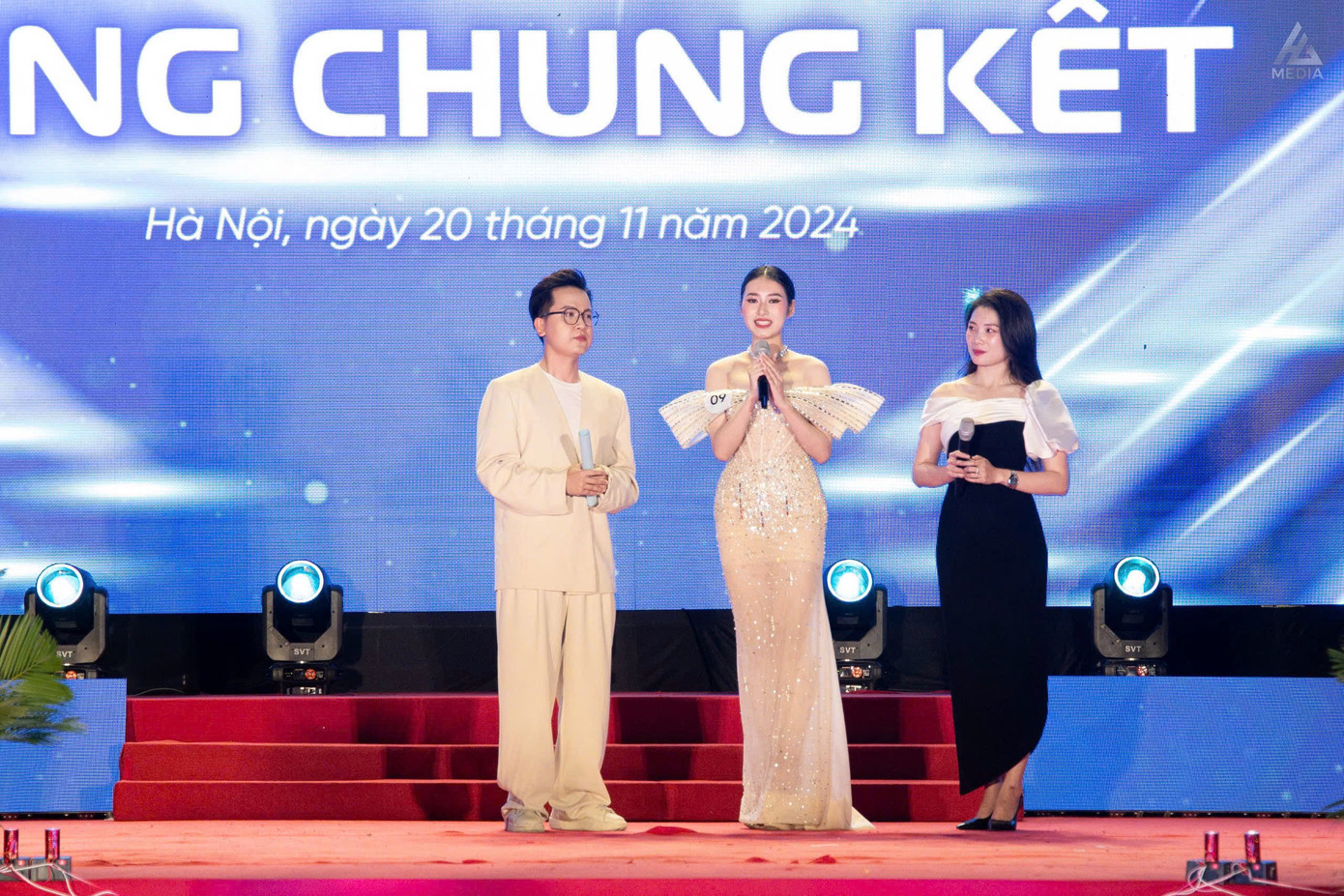 Ở vòng thi ứng xử, Trâm Anh đã khiến cả hội trường tán thưởng với câu trả lời đầy thông minh.