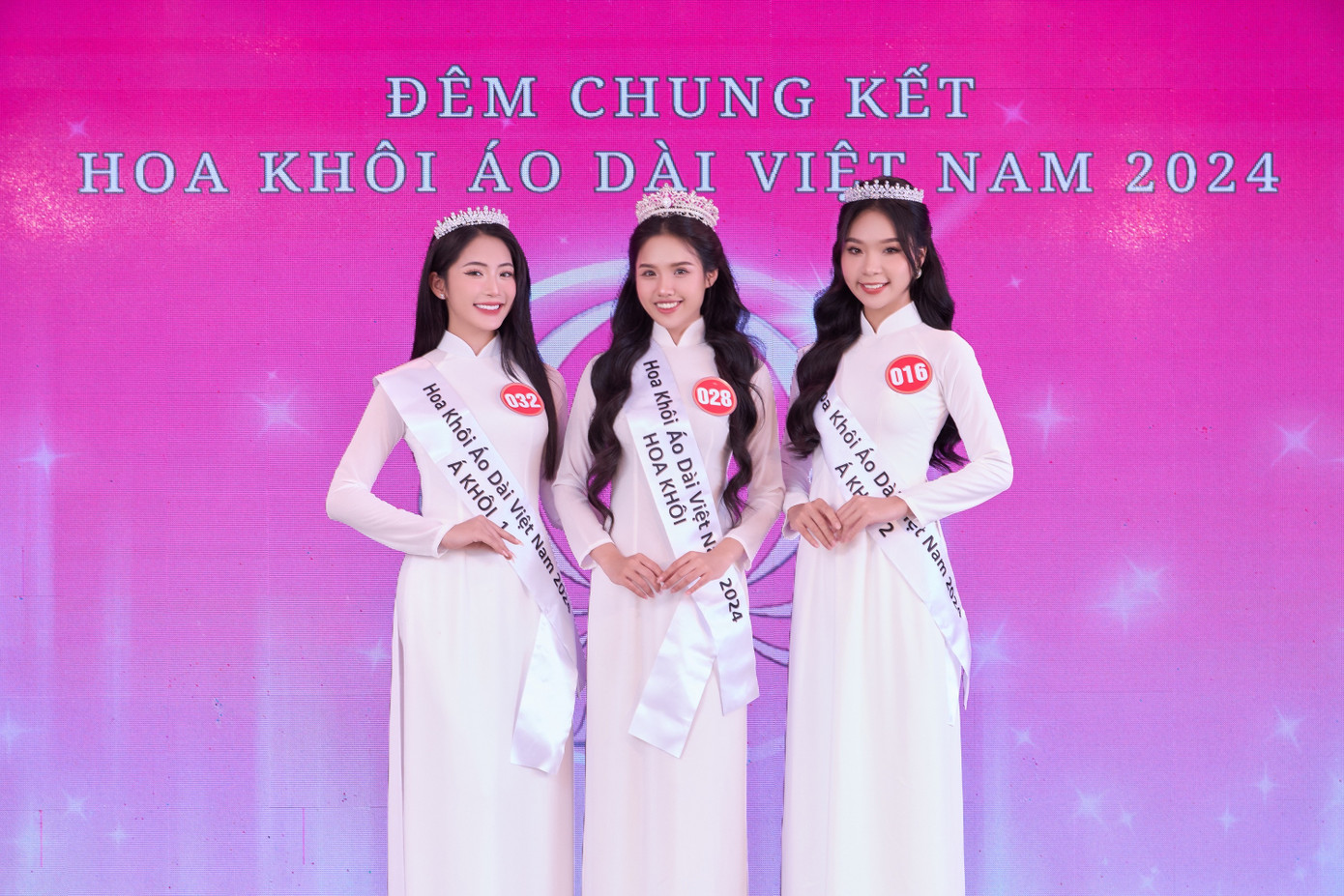 Chị Thảo Nguyên chụp ảnh cùng Á khôi 1 và Á khôi 2. Chị Thảo Nguyên chụp ảnh cùng Á khôi 1 và Á khôi 2.