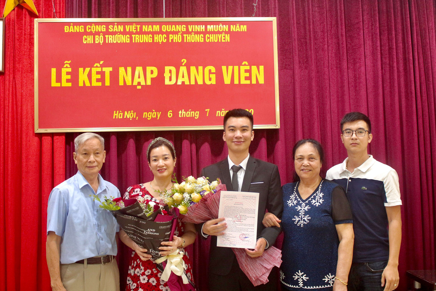 Quốc Huy (ở giữa) và người thân tại Lễ Kết nạp Đảng.