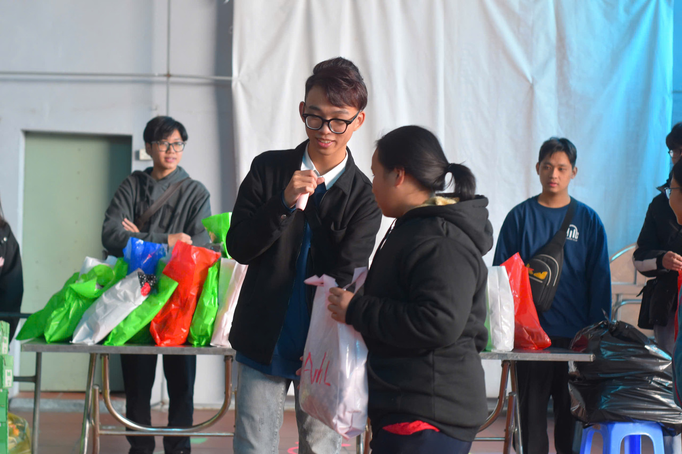 Hoàng cùng các bạn trong CLB âm nhạc phát quà thiện nguyện hậu chương trình “DYNAMITE RHYTHM”.