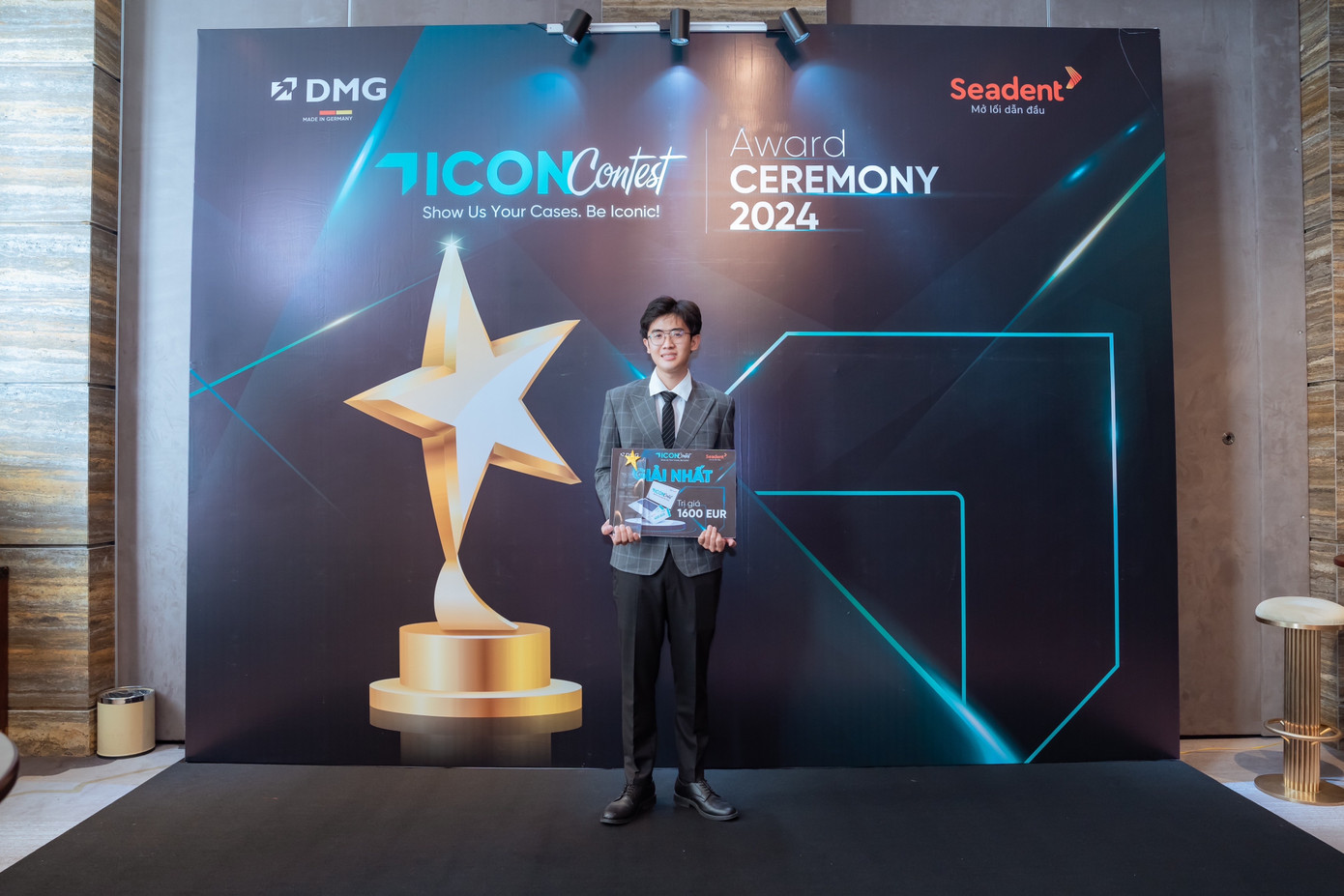 Tuấn Anh từng đạt giải Nhất cuộc thi ICON Contest 2024 dành cho bác sĩ Răng Hàm Mặt tại Việt Nam. Tuấn Anh từng đạt giải Nhất cuộc thi ICON Contest 2024 dành cho bác sĩ Răng Hàm Mặt tại Việt Nam.