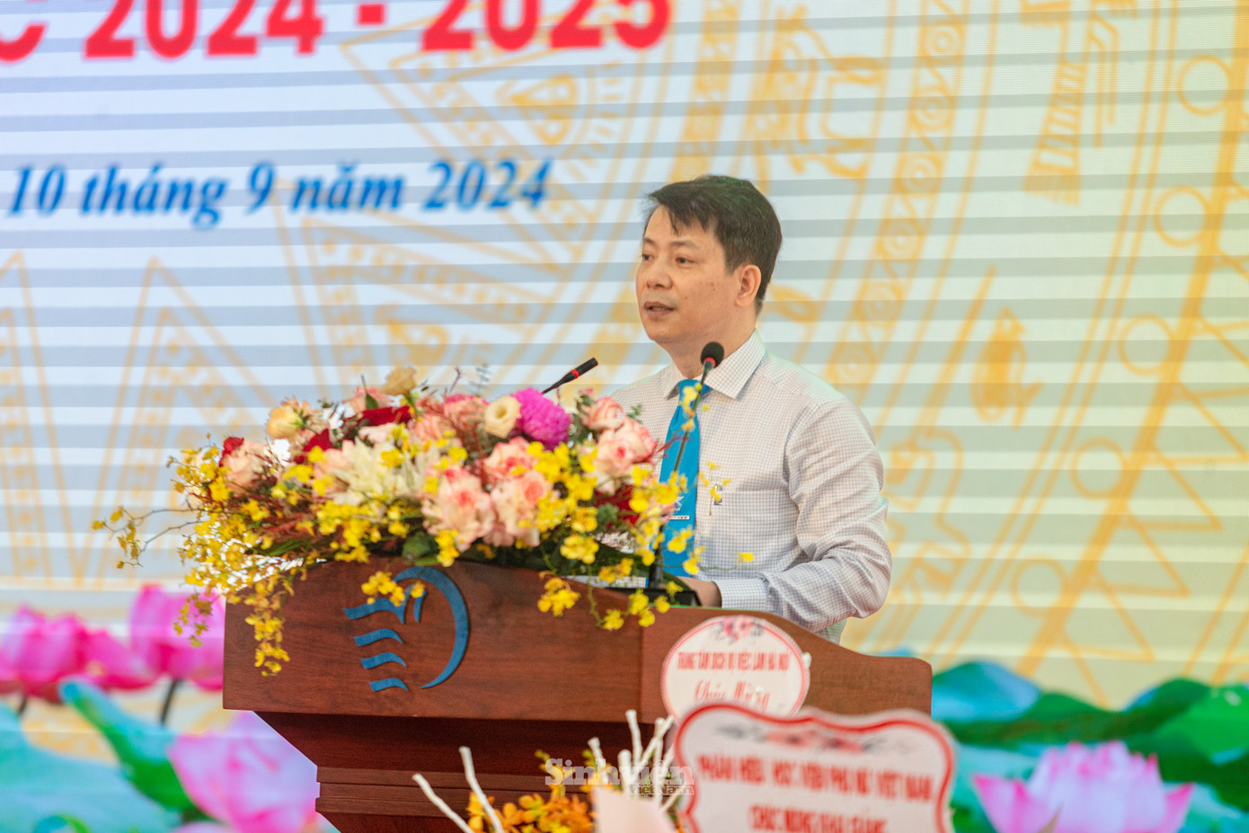 PGS. TS Trần Quang Tiến - Bí thư Đảng ủy, Giám đốc Học viện Phụ nữ Việt Nam gửi lời chúc mừng tới hơn 2000 tân sinh viên K12 nhập học. PGS. TS Trần Quang Tiến - Bí thư Đảng ủy, Giám đốc Học viện Phụ nữ Việt Nam gửi lời chúc mừng tới hơn 2000 tân sinh viên K12 nhập học.