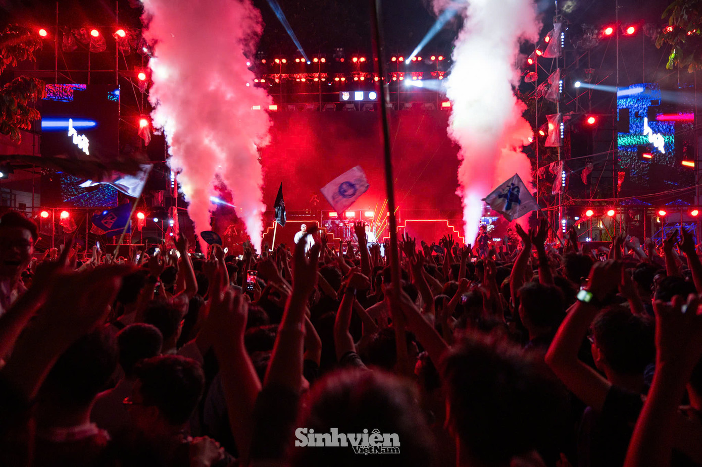 Bên cạnh những nghệ sĩ khách mời 'hot hit', chủ nhà HUCE cũng đem đến những màn trình diễn mãn nhãn, mãn nhĩ với sự kết hợp của âm thanh và ánh sáng.