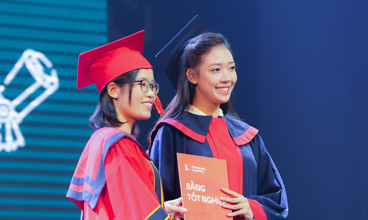 Hoa Đan nhận bằng tốt nghiệp đại học từ Tiến sĩ Nguyễn Thị Vân Nga - Trưởng Bộ môn Logistics và Quản lý chuỗi cung ứng, Trường Đại học Thăng Long. Hoa Đan nhận bằng tốt nghiệp đại học từ Tiến sĩ Nguyễn Thị Vân Nga - Trưởng Bộ môn Logistics và Quản lý chuỗi cung ứng, Trường Đại học Thăng Long.