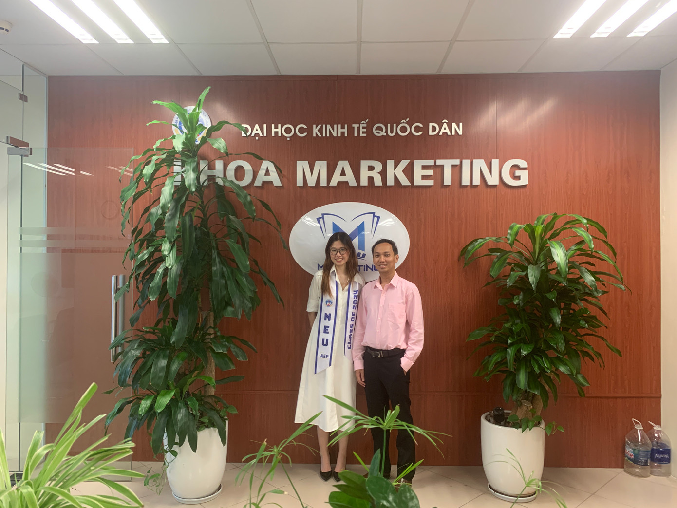 Mỹ Vân chụp ảnh cùng Th.S Nguyễn Hữu Đăng Khoa - Giảng viên khoa Marketing. Mỹ Vân chụp ảnh cùng Th.S Nguyễn Hữu Đăng Khoa - Giảng viên khoa Marketing.