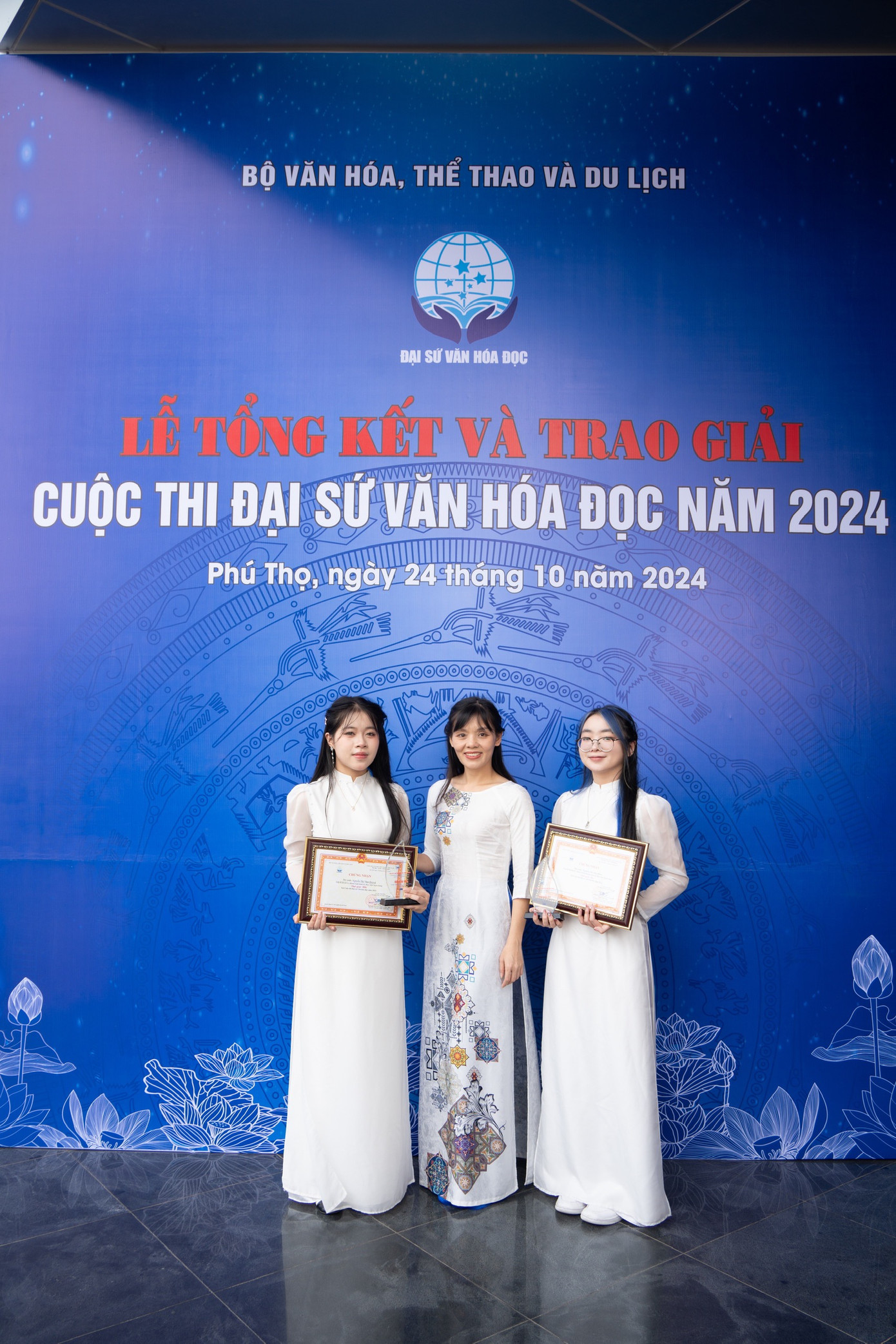 Thu Hiền (ngoài cùng bên phải) nhận giải Ba Đại sứ văn hoá đọc cấp Bộ.