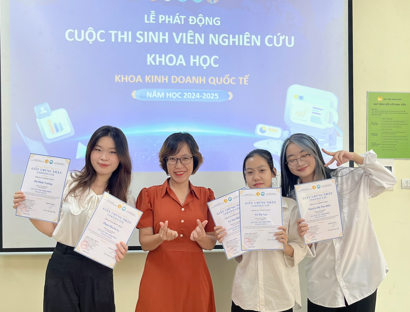 Thu Hiền (ngoài cùng bên phải) nhận giải thưởng Sinh viên nghiên cứu khoa học.