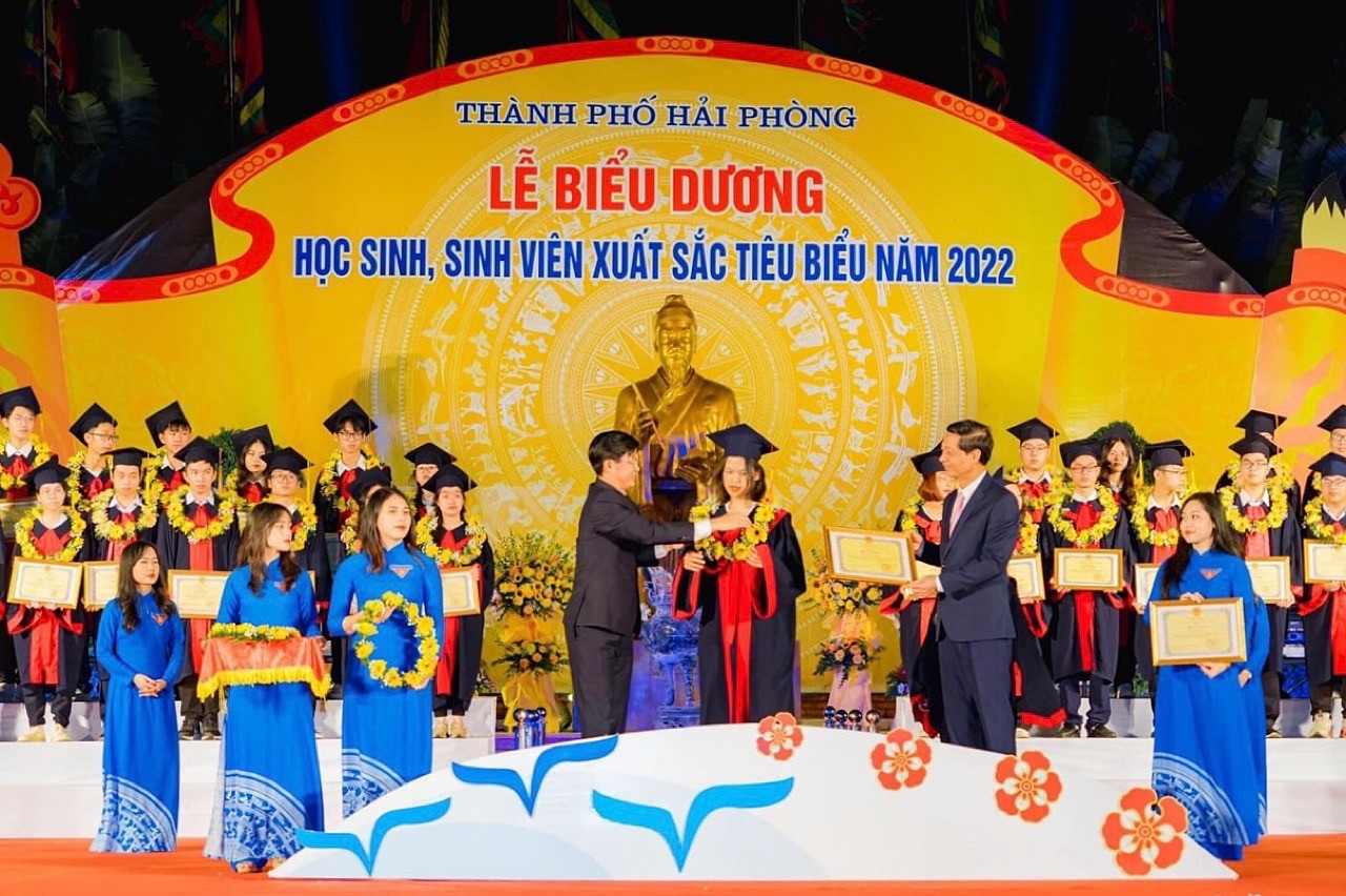 Quỳnh Hương được vinh danh tại Lễ biểu dương học sinh, sinh viên xuất sắc tiêu biểu thành phố Hải Phòng năm 2022 nhờ thành tích trong các kỳ thi Học sinh giỏi các cấp. Quỳnh Hương được vinh danh tại Lễ biểu dương học sinh, sinh viên xuất sắc tiêu biểu thành phố Hải Phòng năm 2022 nhờ thành tích trong các kỳ thi Học sinh giỏi các cấp.