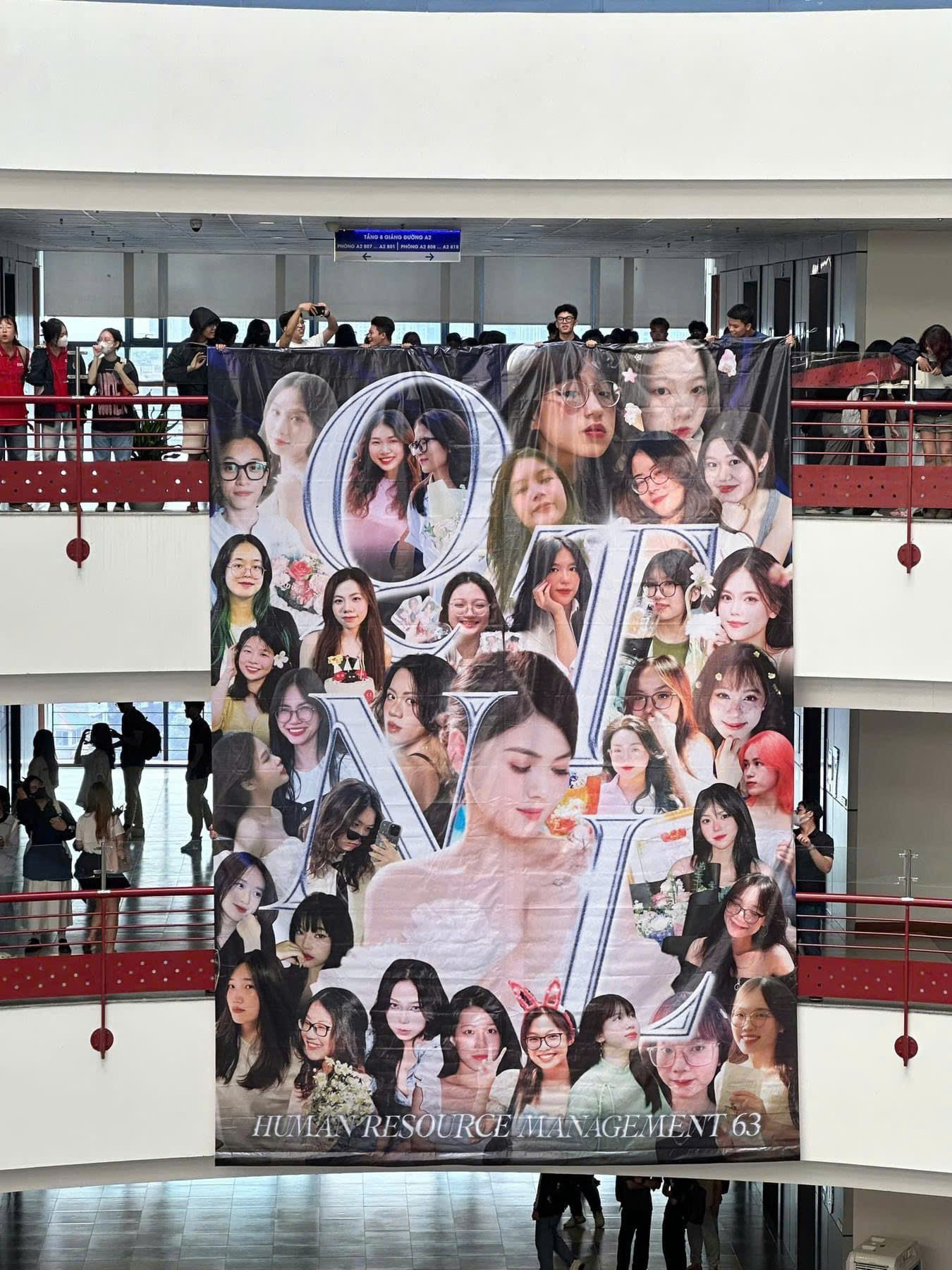 Màn chúc mừng thú vị và ấn tượng của các nam sinh lớp Quản trị Nhân lực CLC K63 Trường Đại học Kinh tế Quốc dân gửi đến các 'nàng thơ' trong lớp.