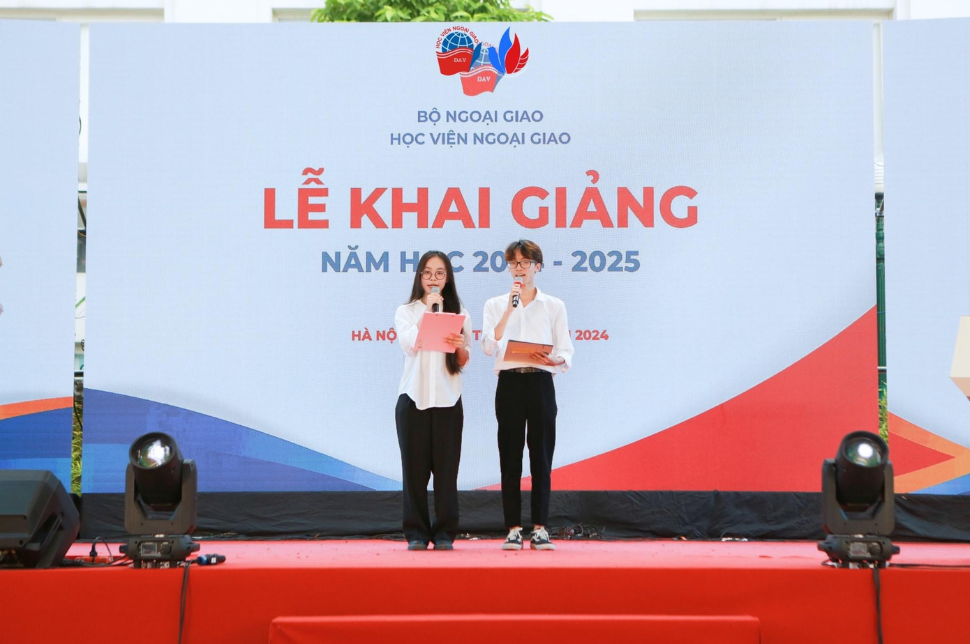 Hưng Thịnh nhận Giấy khen Thủ khoa và đại diện sinh viên phát biểu tại Lễ Khai giảng năm học 2024 -2025 Học viện Ngoại giao. Hưng Thịnh nhận Giấy khen Thủ khoa và đại diện sinh viên phát biểu tại Lễ Khai giảng năm học 2024 -2025 Học viện Ngoại giao.