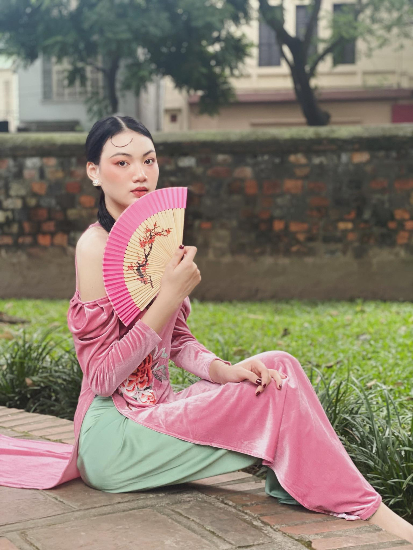 Cô đang là sinh viên năm 2, Học viện Ngoại giao. Cô đang là sinh viên năm 2, Học viện Ngoại giao.